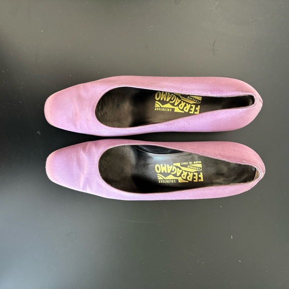 Salvatore Ferragamo lilac satin pumps with rhinestone embellishments - Picture 2 of 7